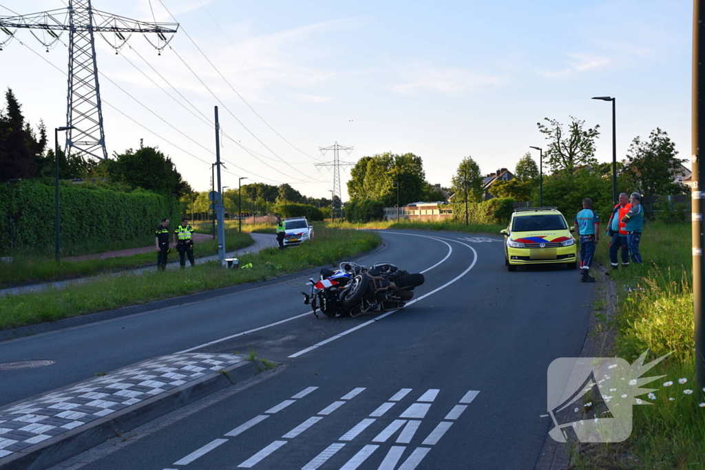 Motoragent botst tegen flitspaal en raakt zwaargewond