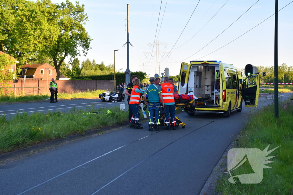 Motoragent botst tegen flitspaal en raakt zwaargewond