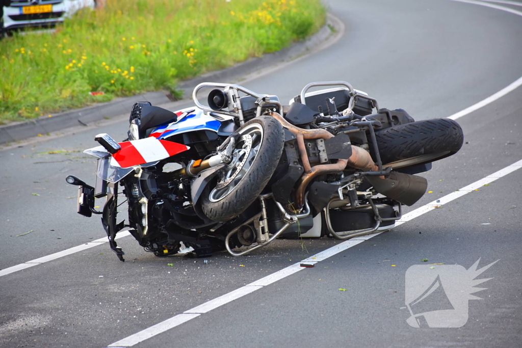 Motoragent botst tegen flitspaal en raakt zwaargewond