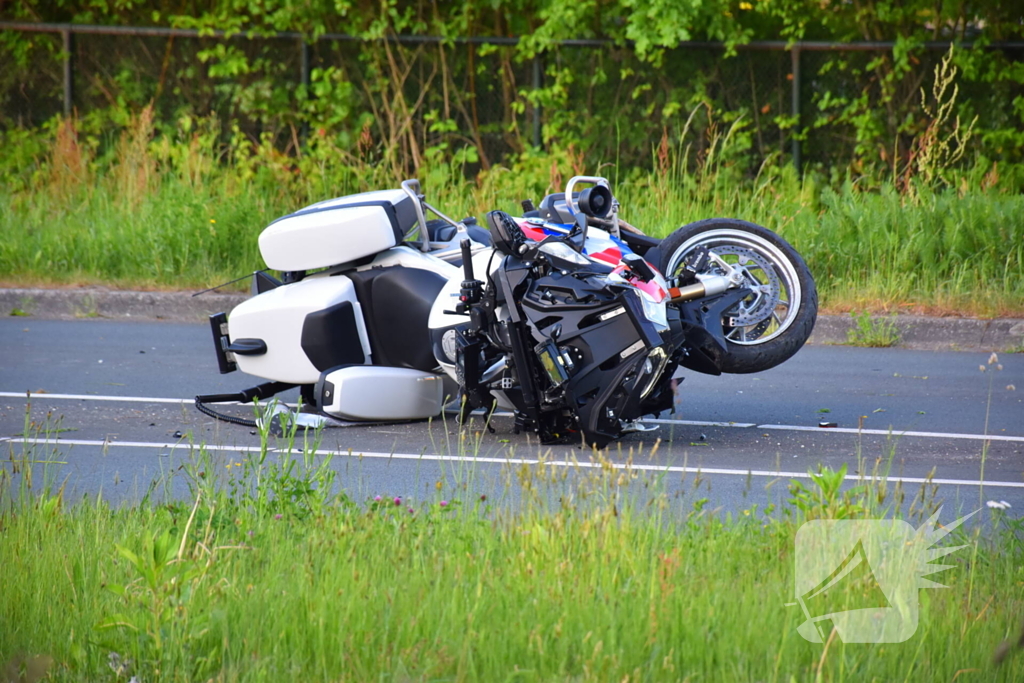 Motoragent botst tegen flitspaal en raakt zwaargewond