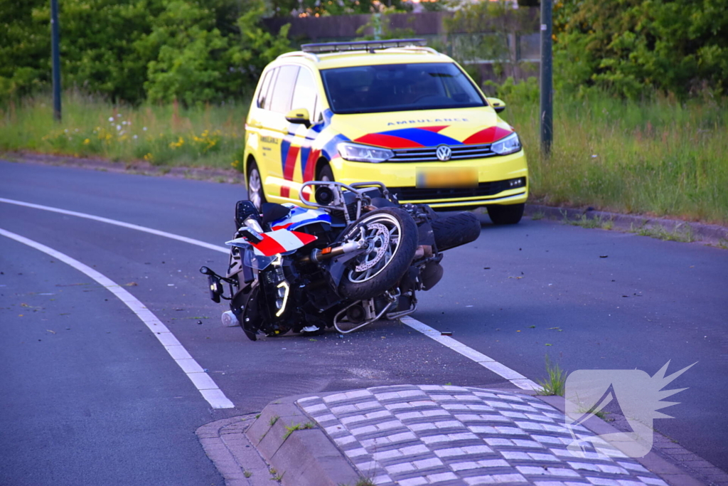 Motoragent botst tegen flitspaal en raakt zwaargewond