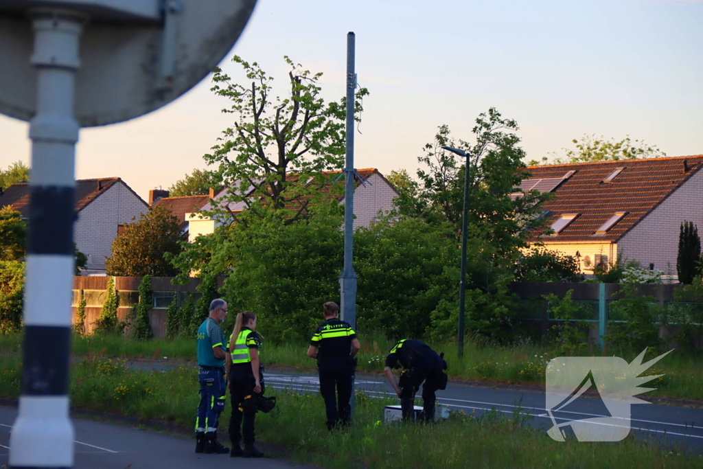 Motoragent botst tegen flitspaal en raakt zwaargewond