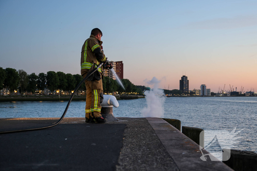Brand in meerpaal aan kade geblust