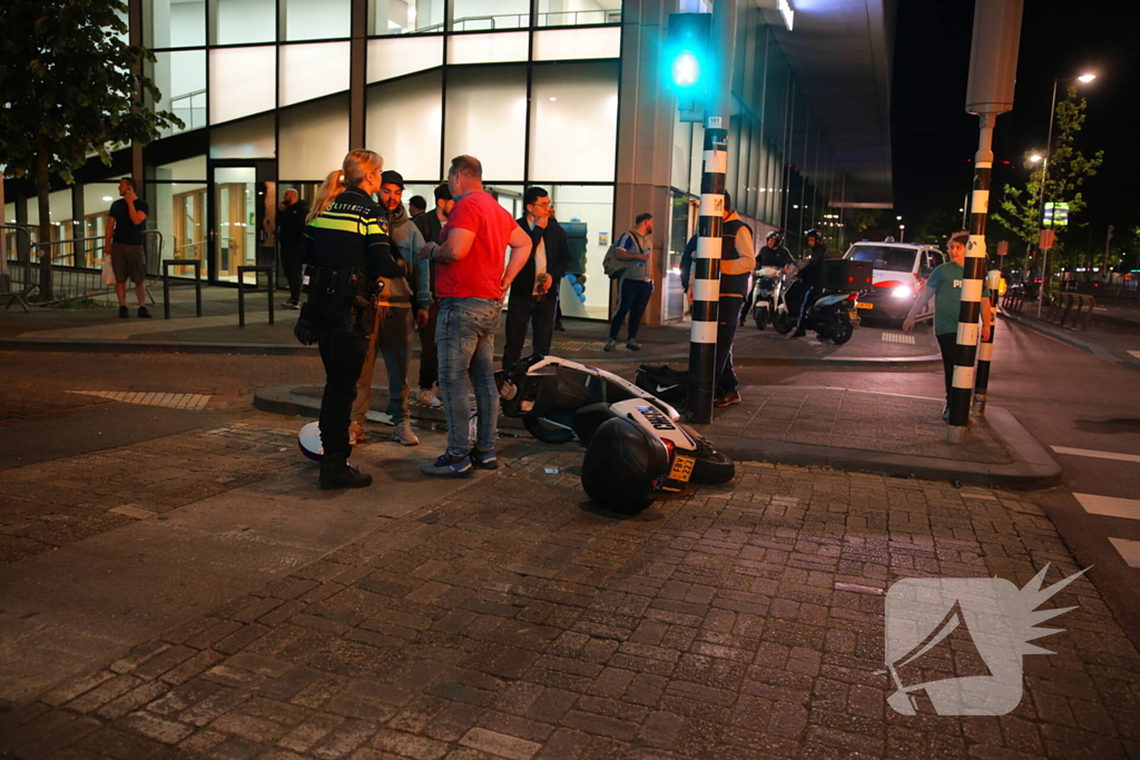 Ongeval tussen deelscooter en auto met aanzienlijke schade