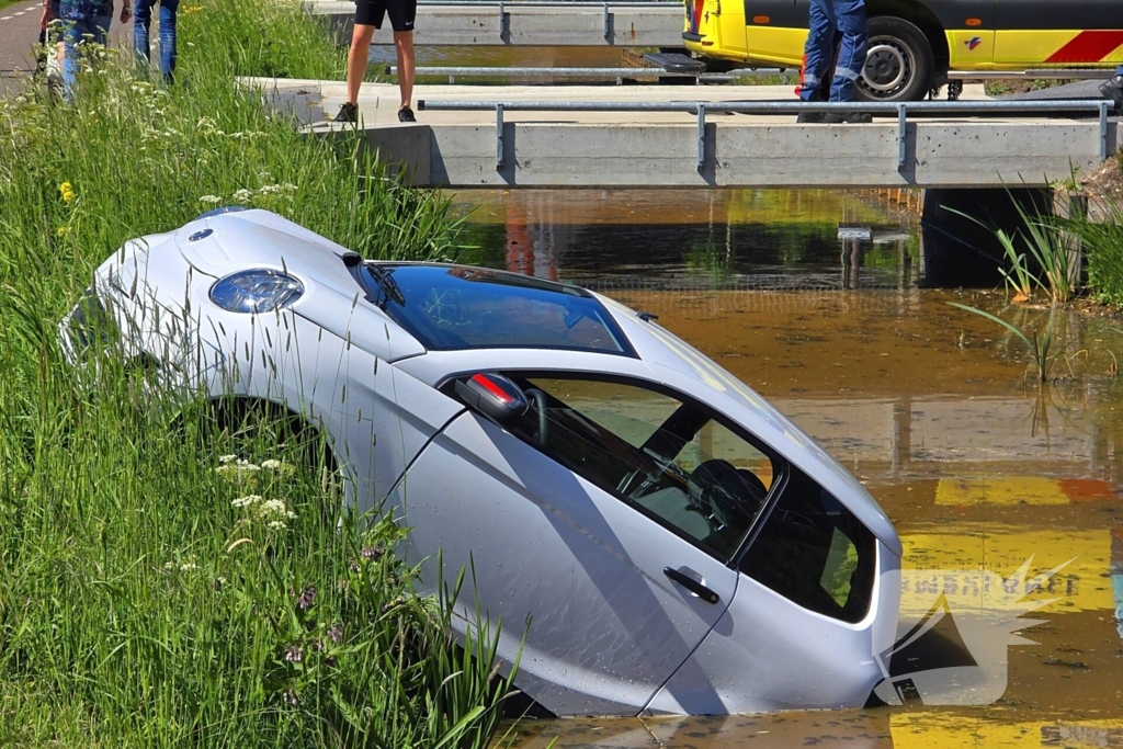 Brommobiel raakt te water