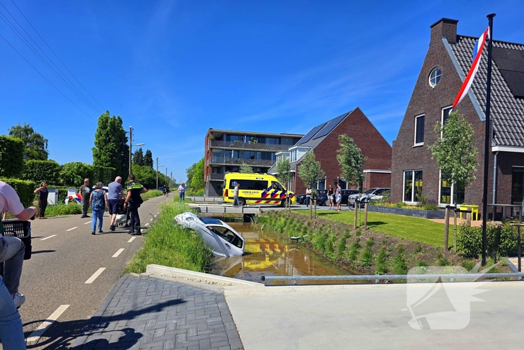 Brommobiel raakt te water