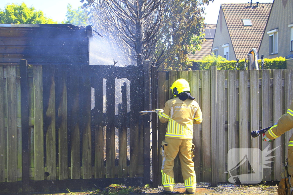Schuur vat vlam door brandende coniferen