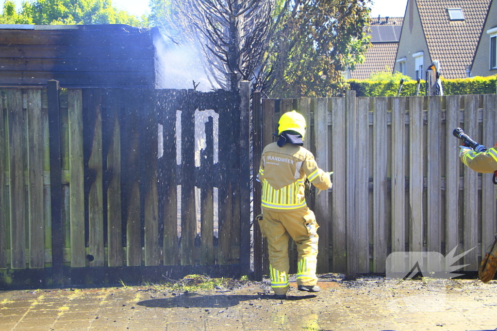 Schuur vat vlam door brandende coniferen