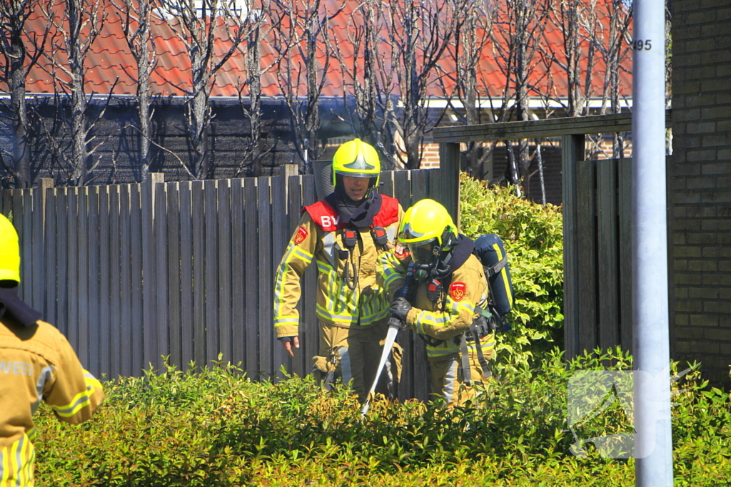 Schuur vat vlam door brandende coniferen