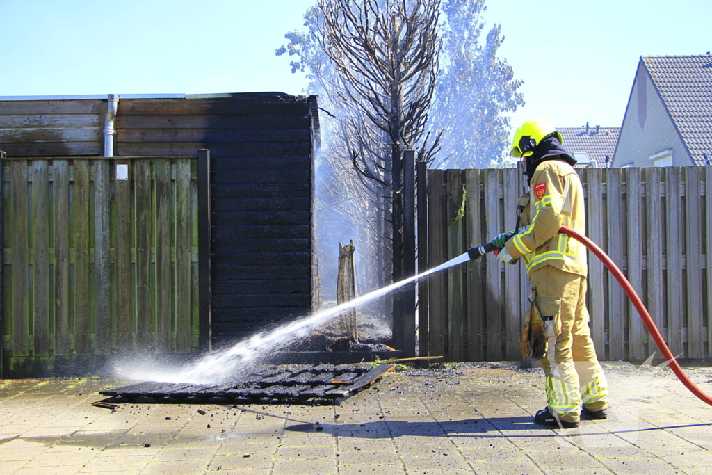 Schuur vat vlam door brandende coniferen