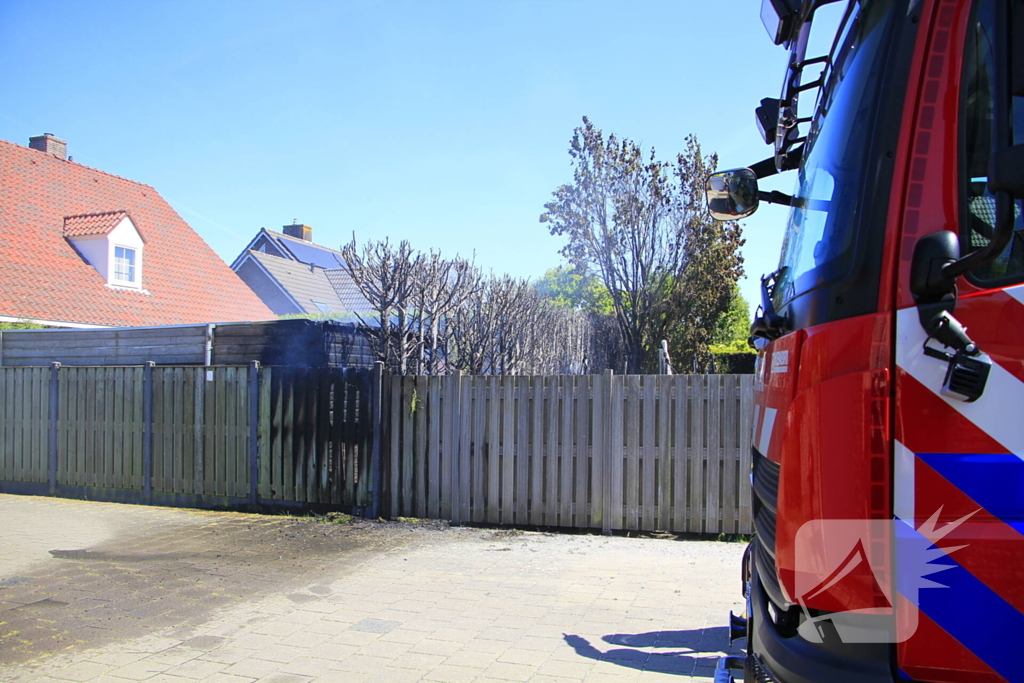 Schuur vat vlam door brandende coniferen