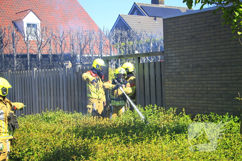 Schuur vat vlam door brandende coniferen