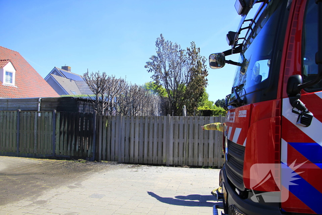 Schuur vat vlam door brandende coniferen