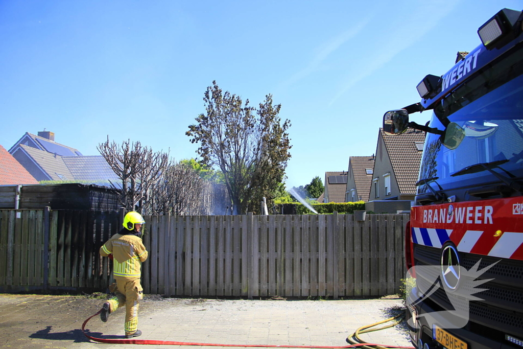 Schuur vat vlam door brandende coniferen