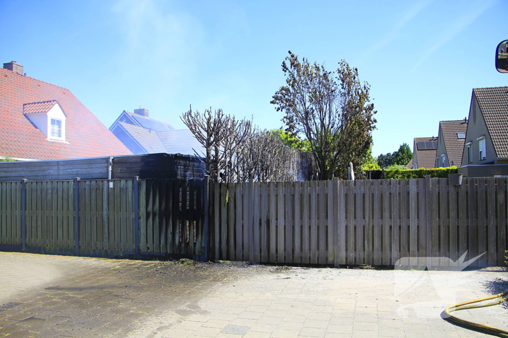 Schuur vat vlam door brandende coniferen