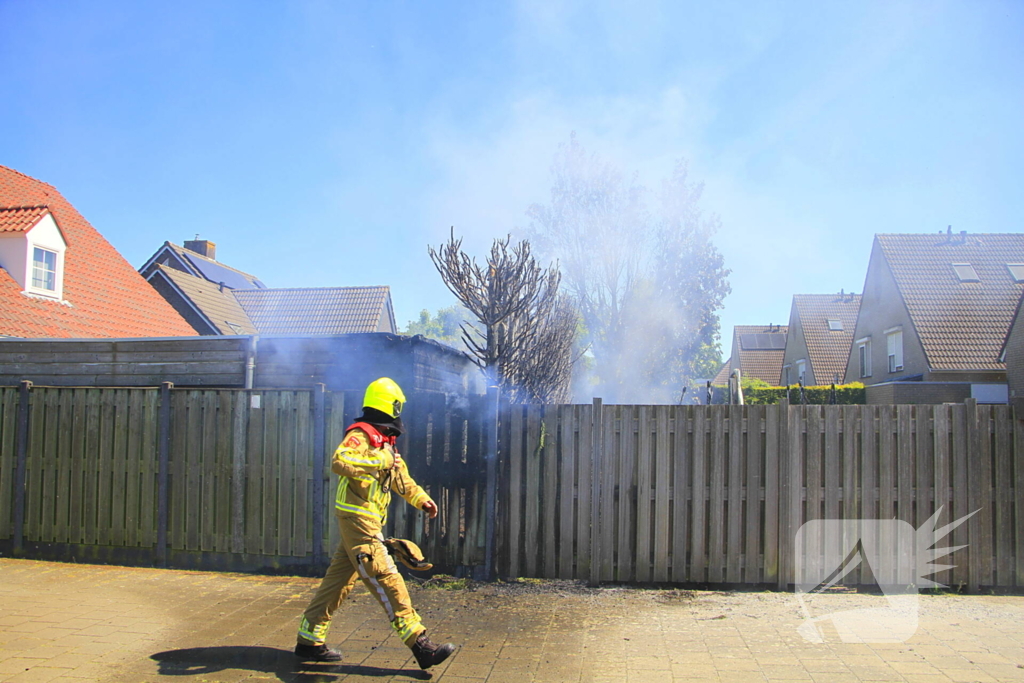 Schuur vat vlam door brandende coniferen