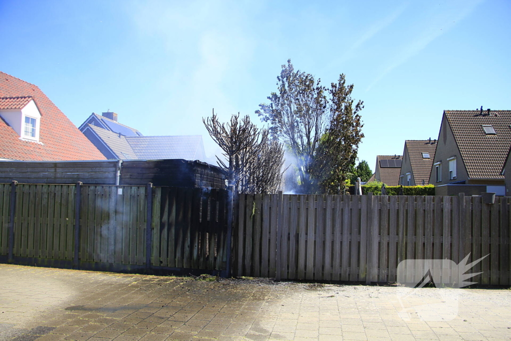 Schuur vat vlam door brandende coniferen