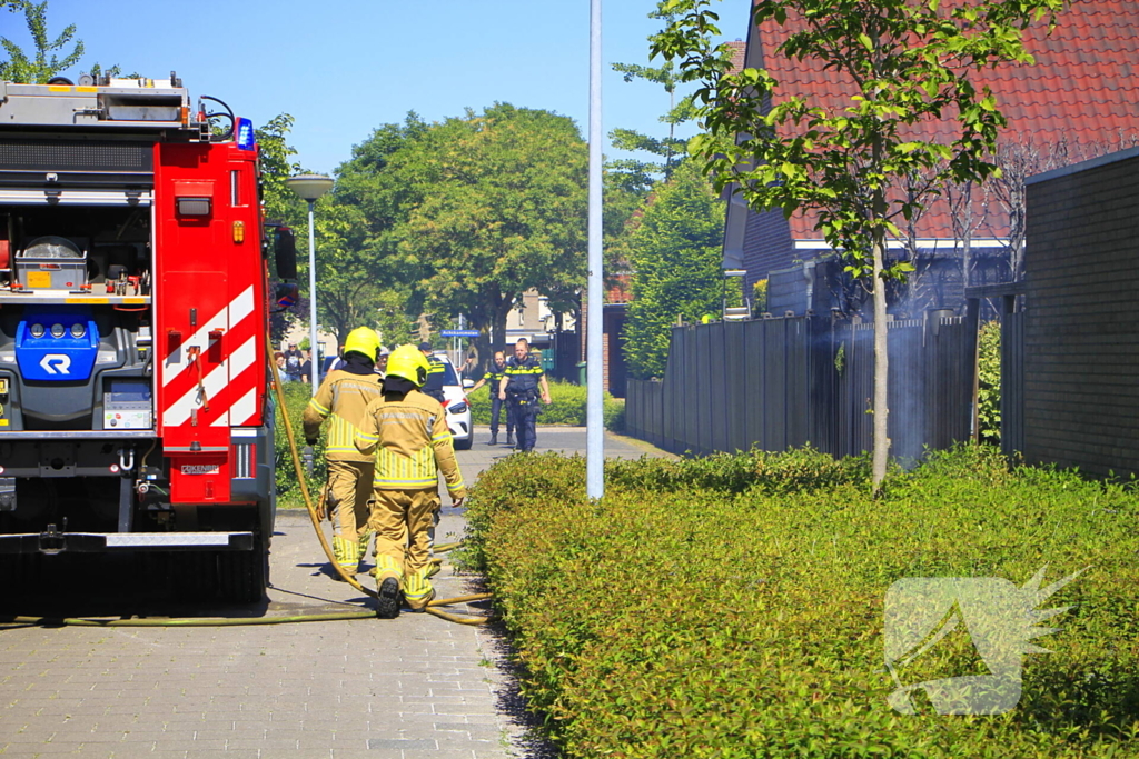 Schuur vat vlam door brandende coniferen
