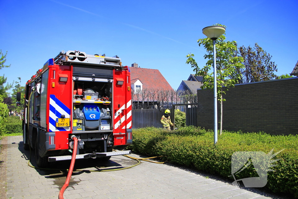 Schuur vat vlam door brandende coniferen
