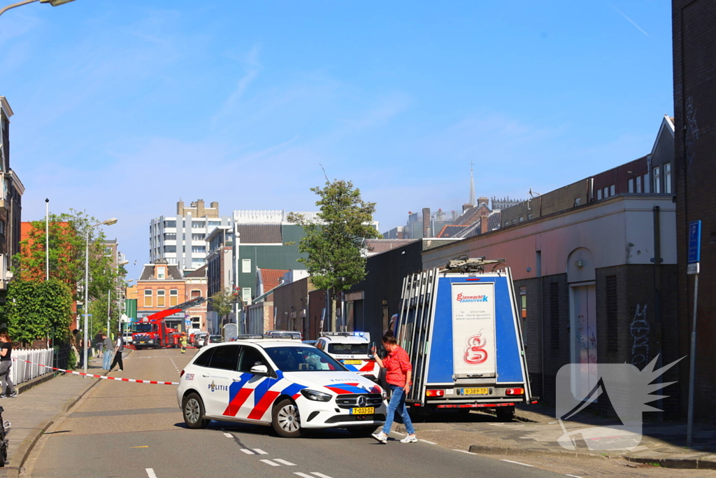 Zwarte rookwolken bij zeer grote brand