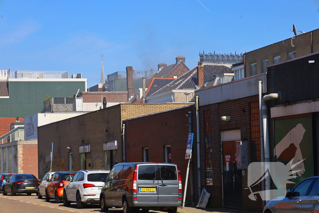 Zwarte rookwolken bij zeer grote brand