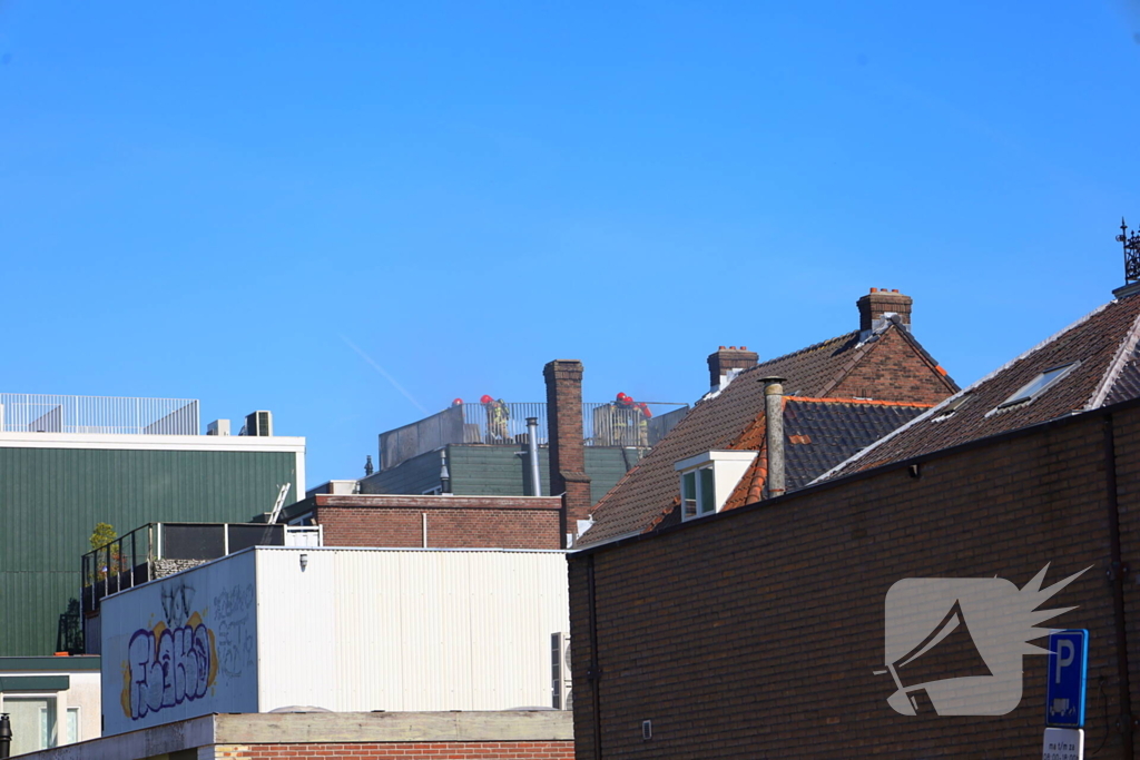Zwarte rookwolken bij zeer grote brand