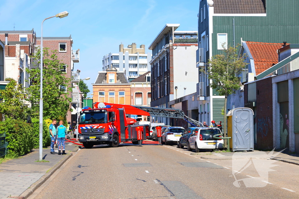 Zwarte rookwolken bij zeer grote brand