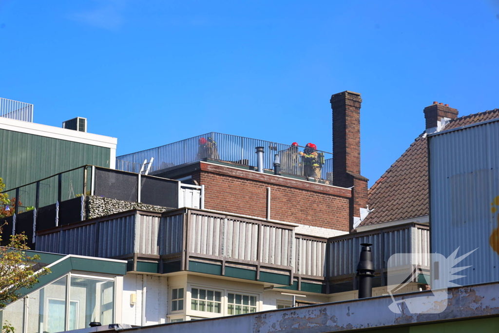 Zwarte rookwolken bij zeer grote brand