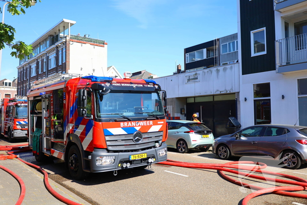 Zwarte rookwolken bij zeer grote brand