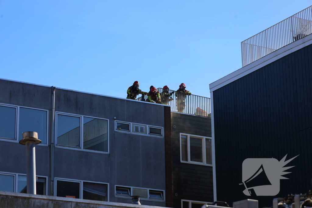 Zwarte rookwolken bij zeer grote brand