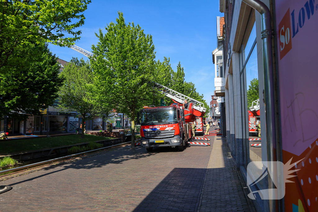 Zwarte rookwolken bij zeer grote brand