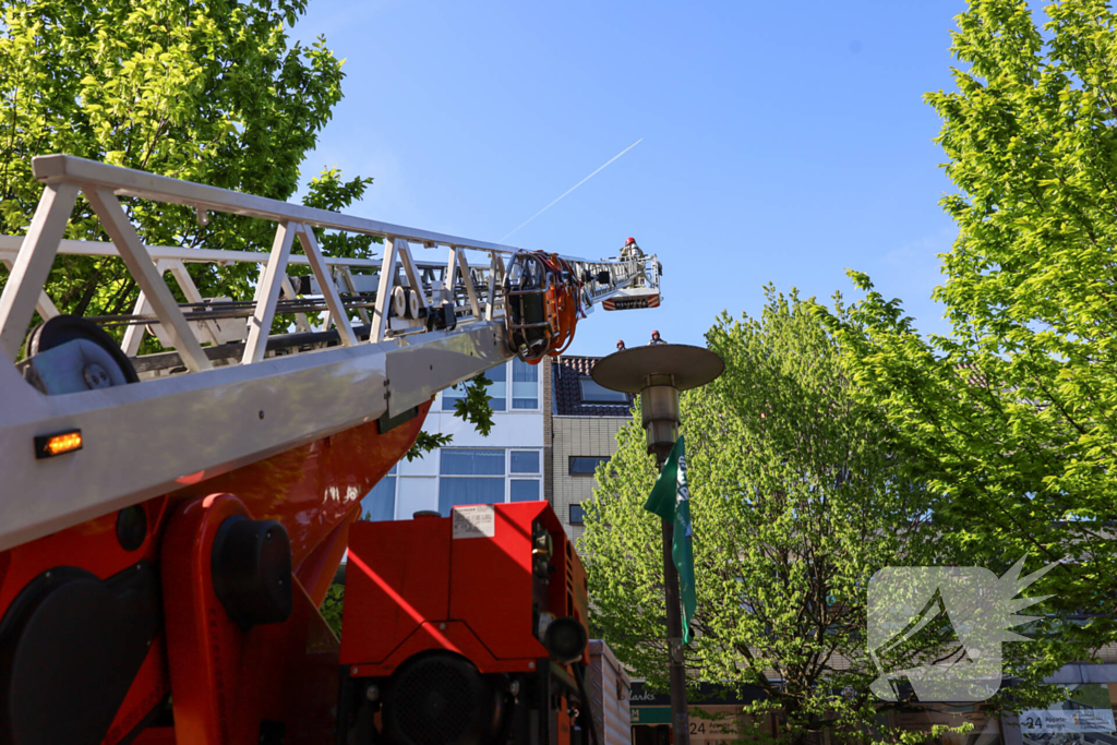 Zwarte rookwolken bij zeer grote brand