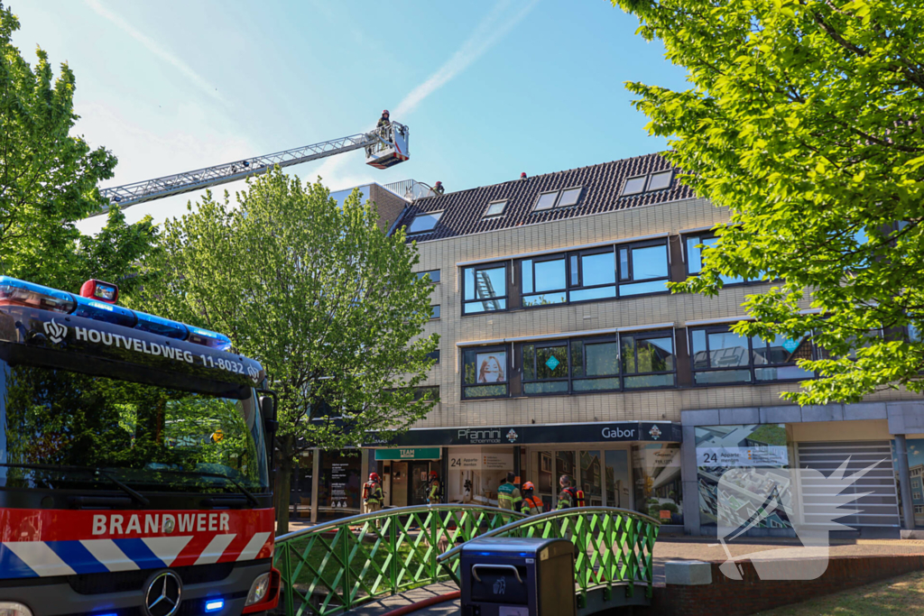 Zwarte rookwolken bij zeer grote brand