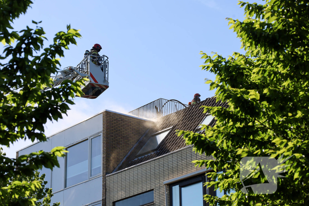 Zwarte rookwolken bij zeer grote brand