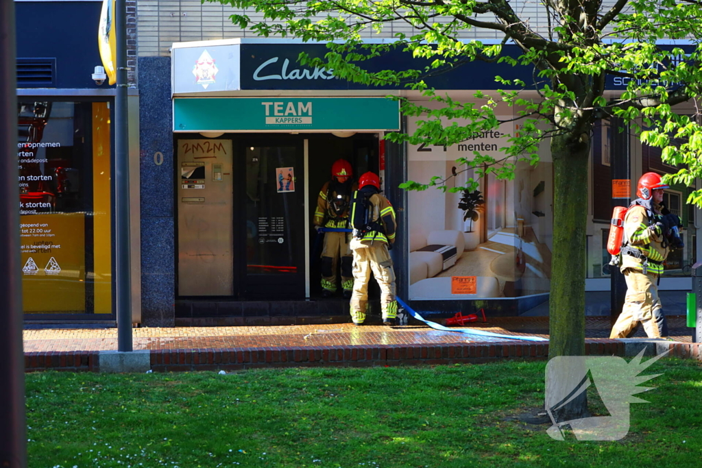 Zwarte rookwolken bij zeer grote brand