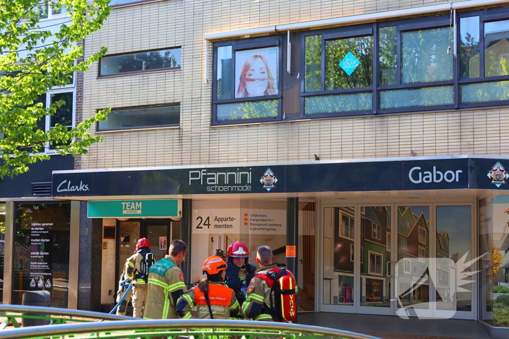 Zwarte rookwolken bij zeer grote brand