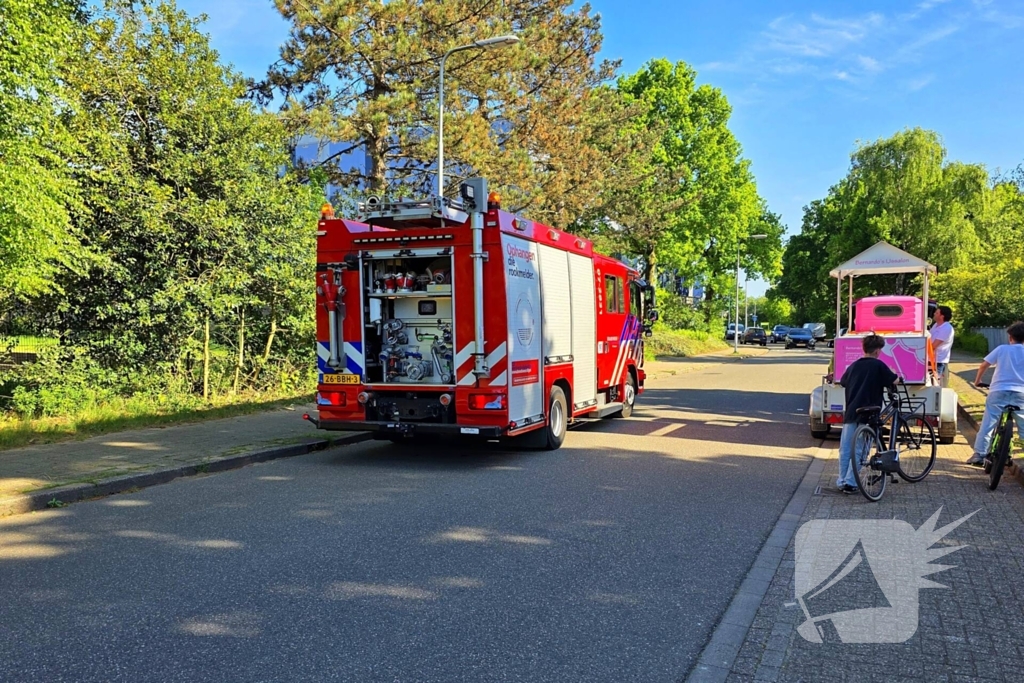 Bermbrand naast auto snel onder controle