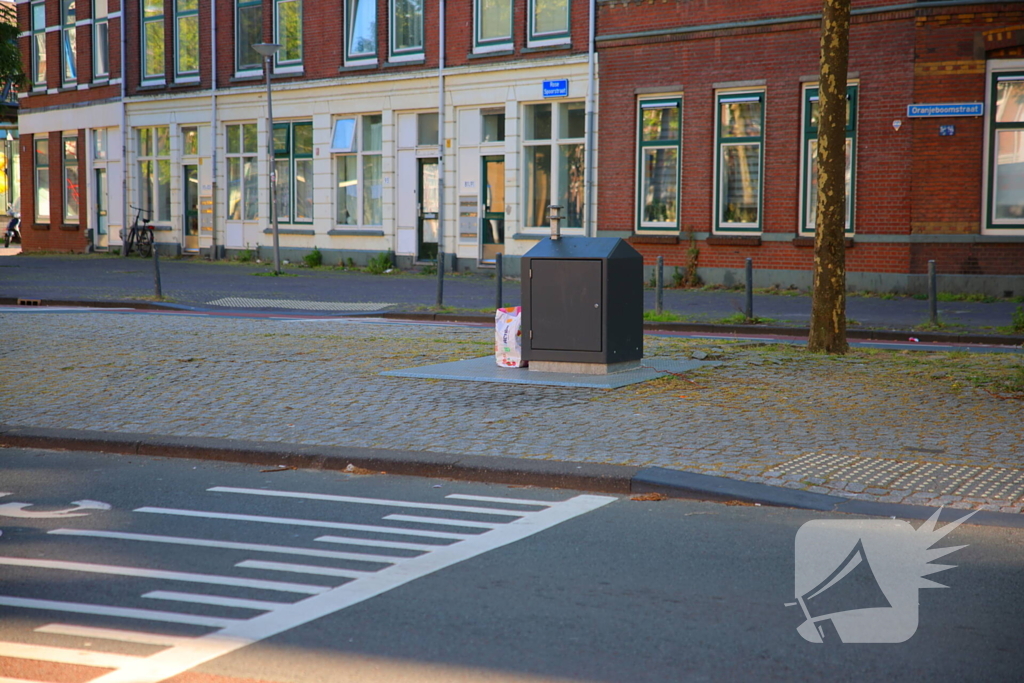 Brandweer haalt lachgasflessen uit afvalcontainer