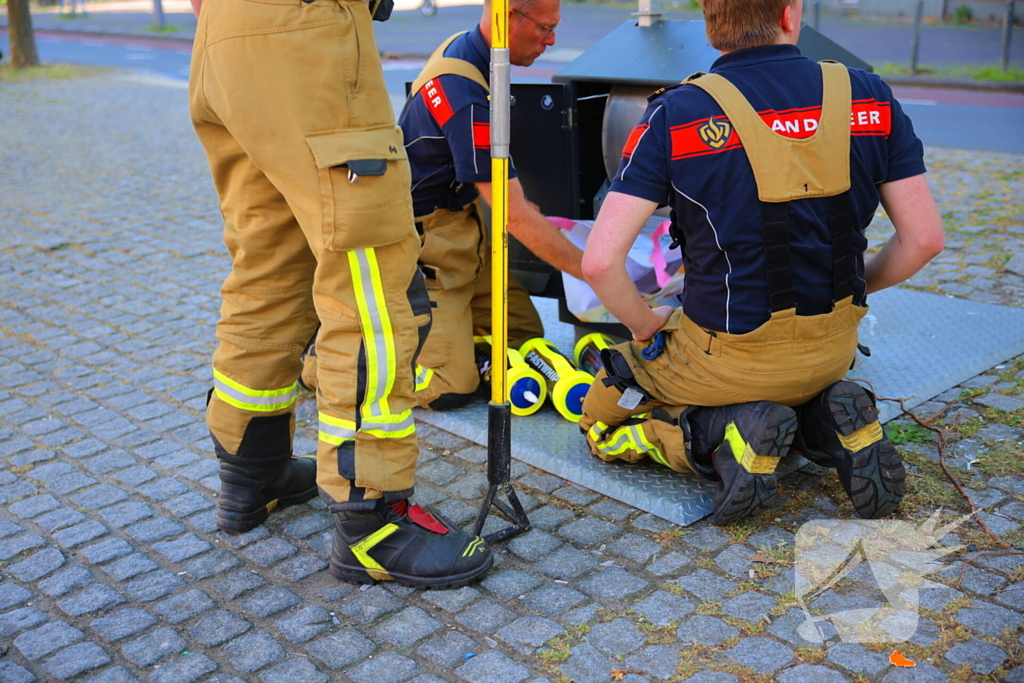 Brandweer haalt lachgasflessen uit afvalcontainer