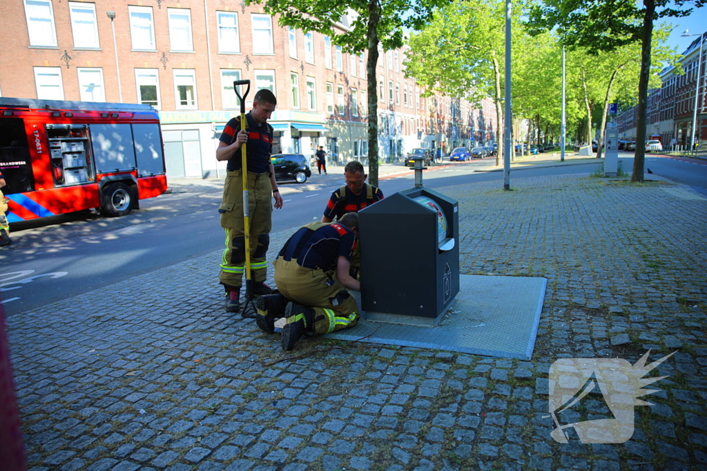 Brandweer haalt lachgasflessen uit afvalcontainer