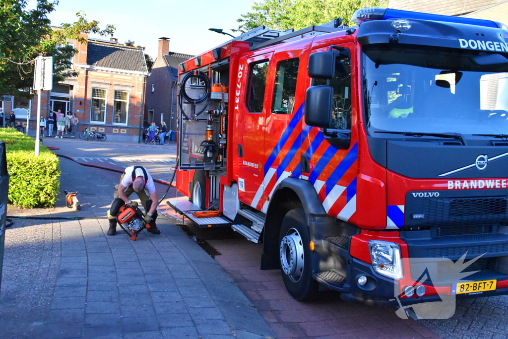 Motorcompartiment auto brandt volledig uit