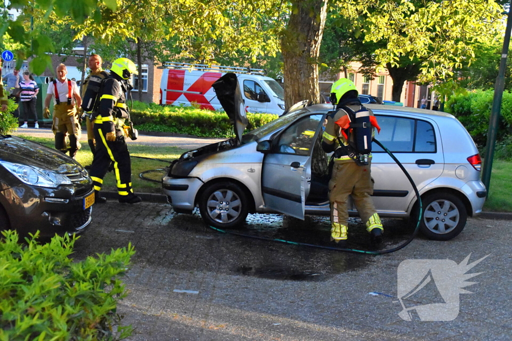 Motorcompartiment auto brandt volledig uit