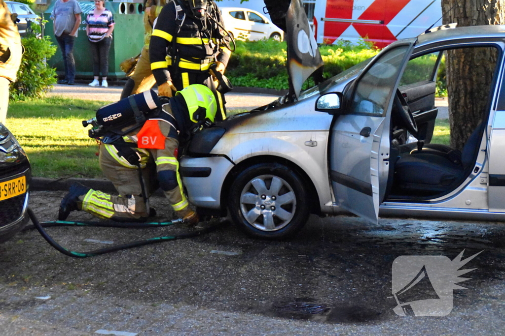 Motorcompartiment auto brandt volledig uit