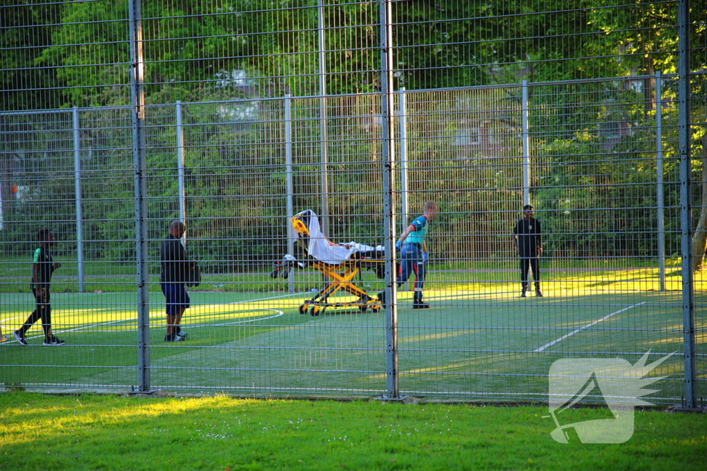 Kind raakt gewond bij ongeval op voetbalveldje
