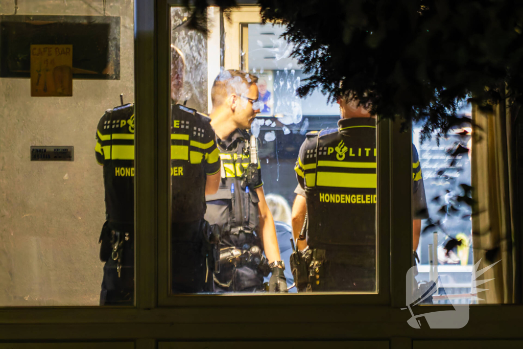 Arrestatieteam voert inval uit bij café
