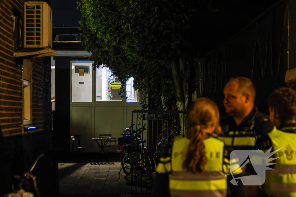 Arrestatieteam voert inval uit bij café