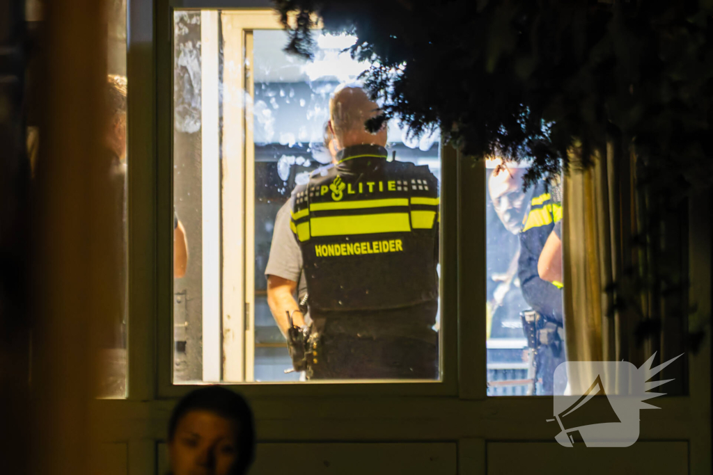 Arrestatieteam voert inval uit bij café