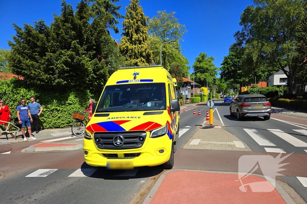 Wielrenner aangereden op rotonde , automobilist rijdt door