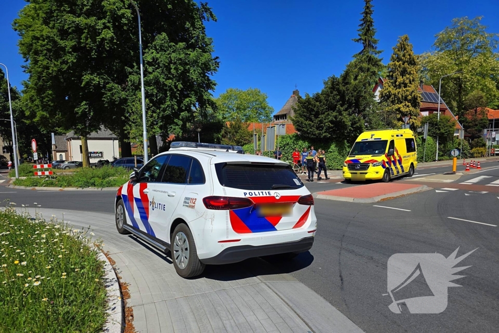Wielrenner aangereden op rotonde , automobilist rijdt door