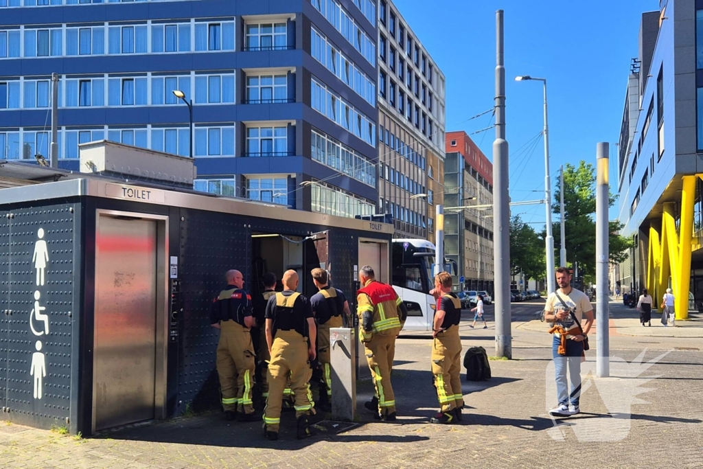 Vrouw opgesloten in openbaar toilet, brandweer bevrijdt haar